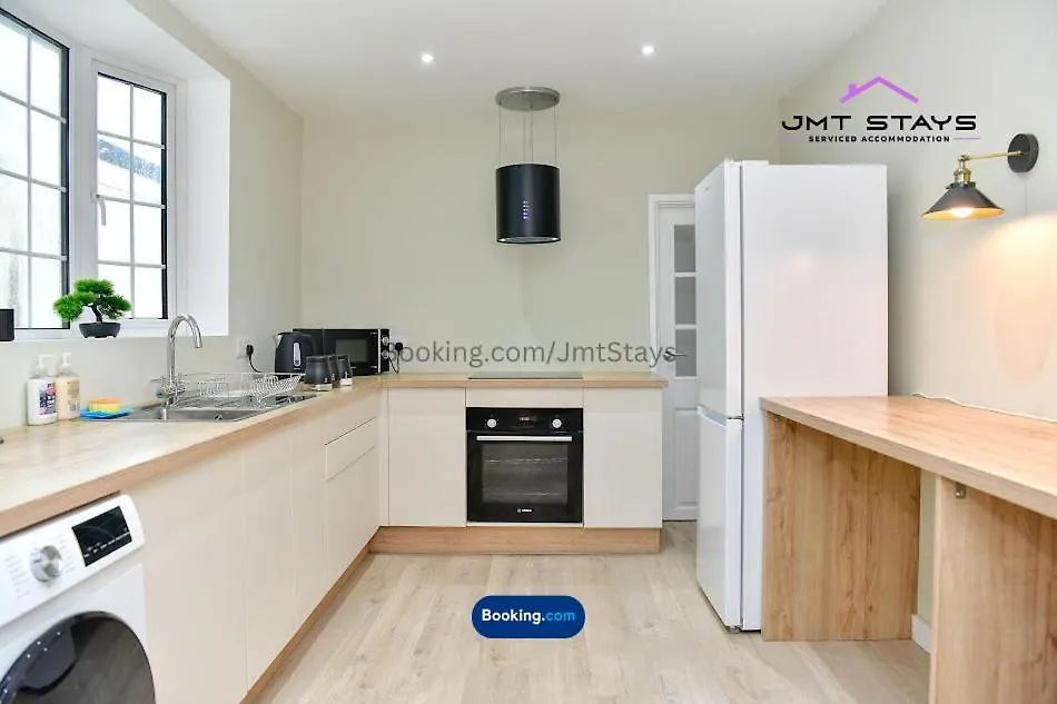 Premium Deal For Extended Stays By Jmt Stays L 3Bdr L Swansea Short Lets And Serviced L With Private Parking L Sleeps7 The Mumbles